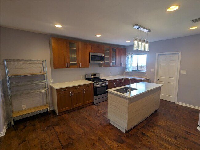 Building Photo - 1808 Maple Ave