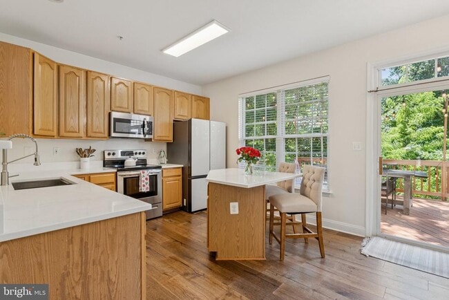 Building Photo - 856 Stonehurst Ct