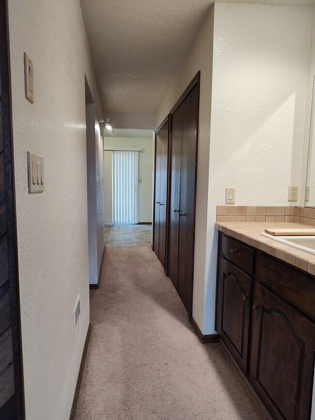 Building Photo - ALL PROSPECTIVE TENANTS MUST SUBMIT A ON L...