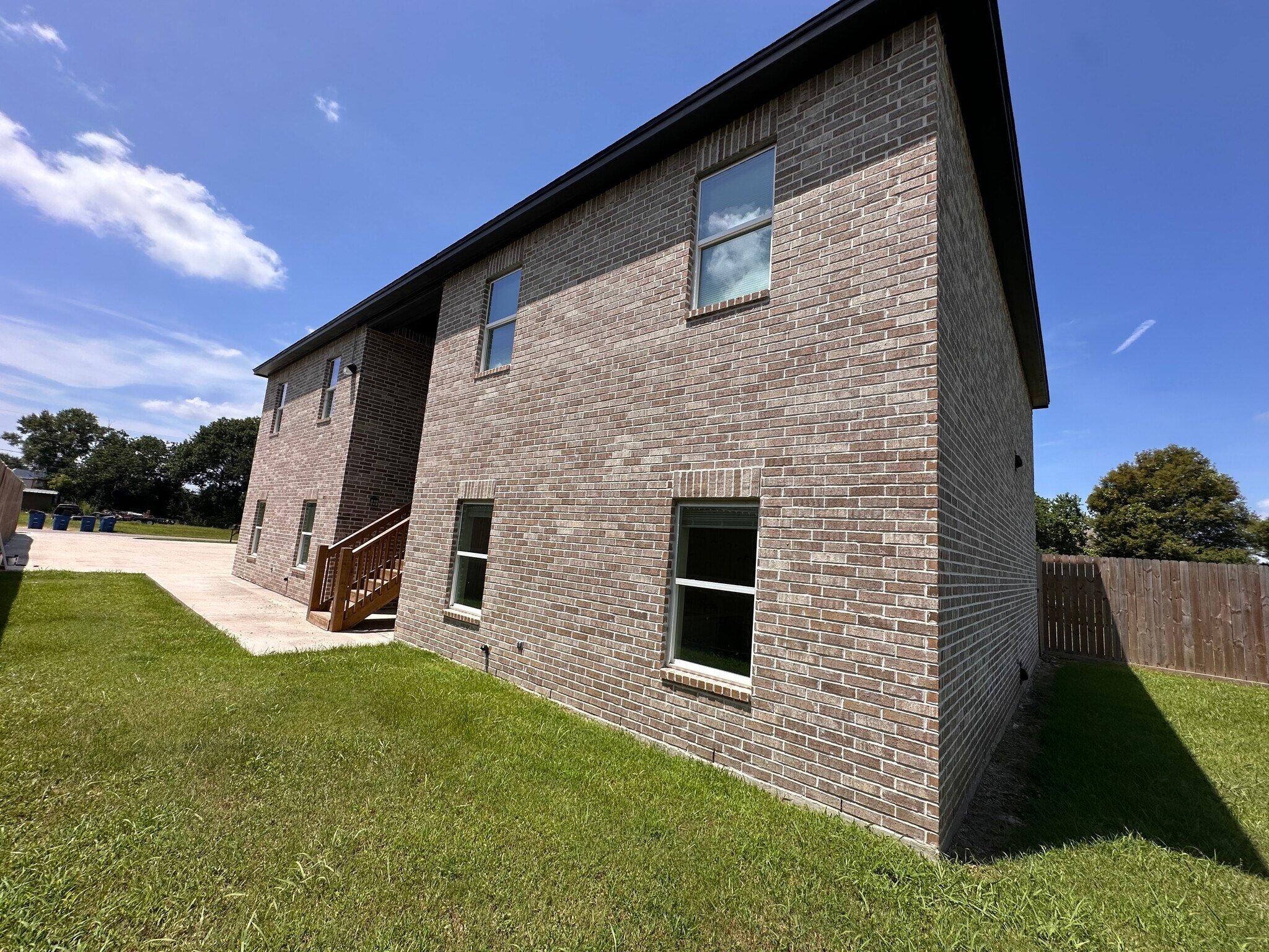 Building Photo - 170 Bailey Ave