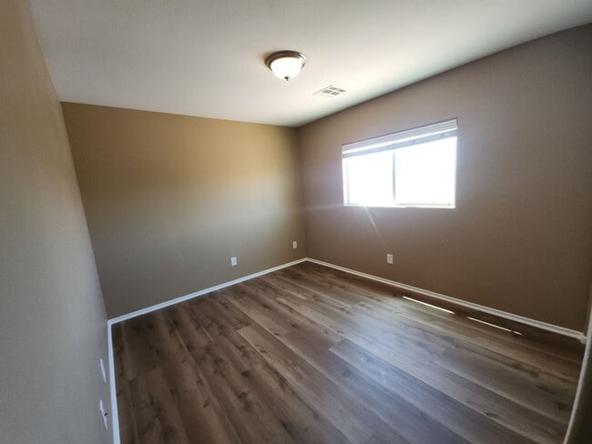 Building Photo - Beautiful detached home with fully fenced back yard.