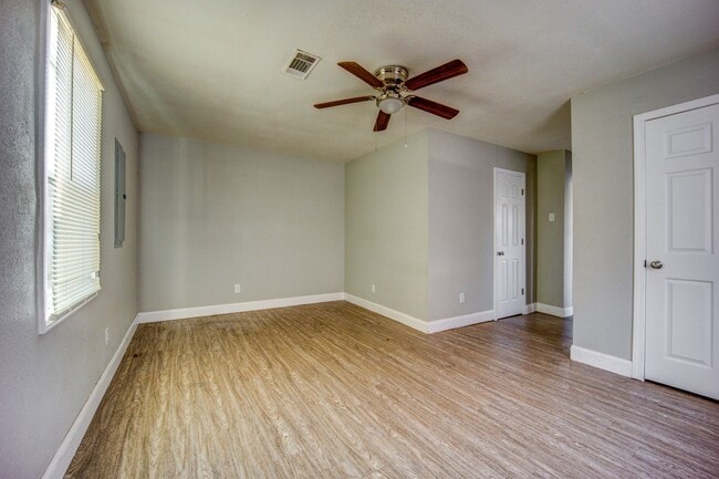 Building Photo - Freshly Updated House