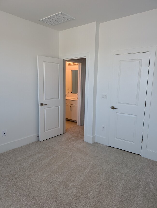 Building Photo - 2102 N Woodburn Pl