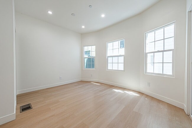 Building Photo - Modern 3-Bedroom in Prime Location | One M...