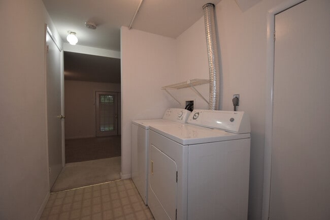 Building Photo - 3 Bedroom, 3.5 Bathroom Townhouse in North...