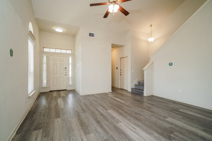 Building Photo - 300 Potters Peak Way