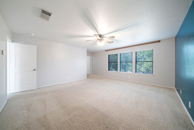 Building Photo - Spacious 4-Bed Home with Fenced Yard and Garage in Cibolo – 2,568 Sq Ft of Comfort