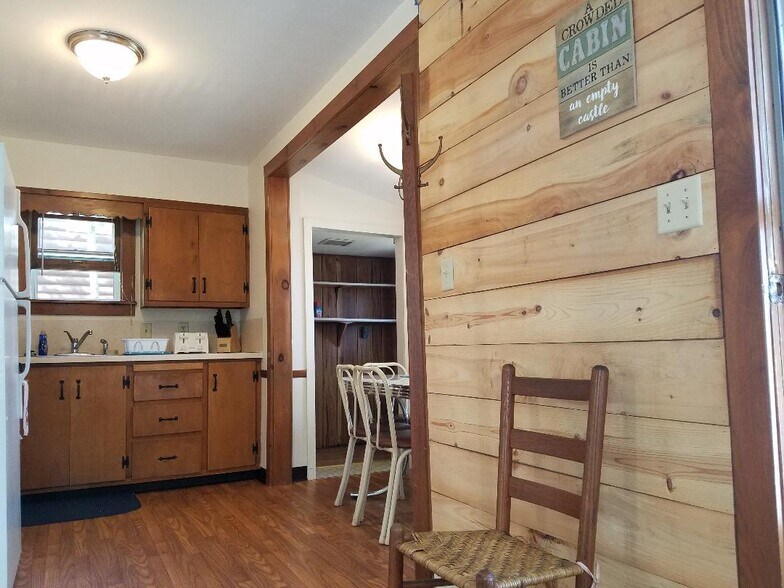 Kitchen - 18 Jay Rd E