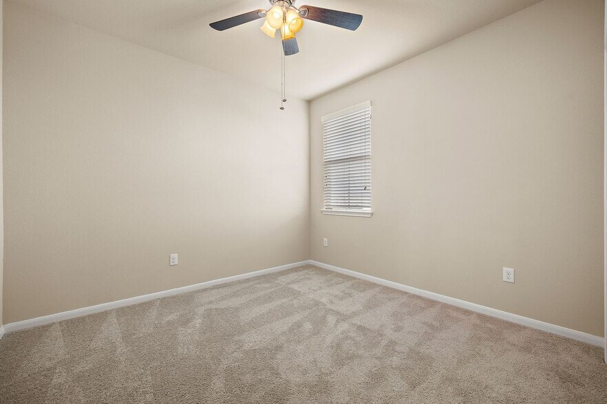 Building Photo - 2880 Donnell Dr