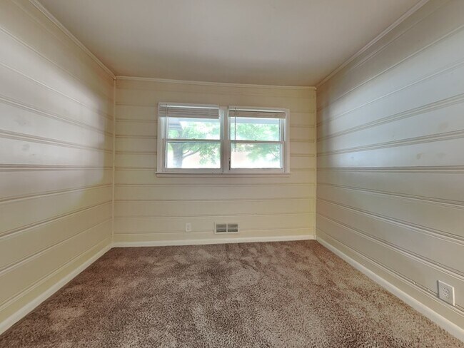 Building Photo - 4 bed 2 bath in Fishers!