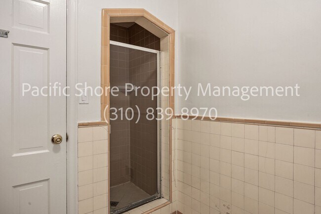 Building Photo - 458 S Roxbury Dr