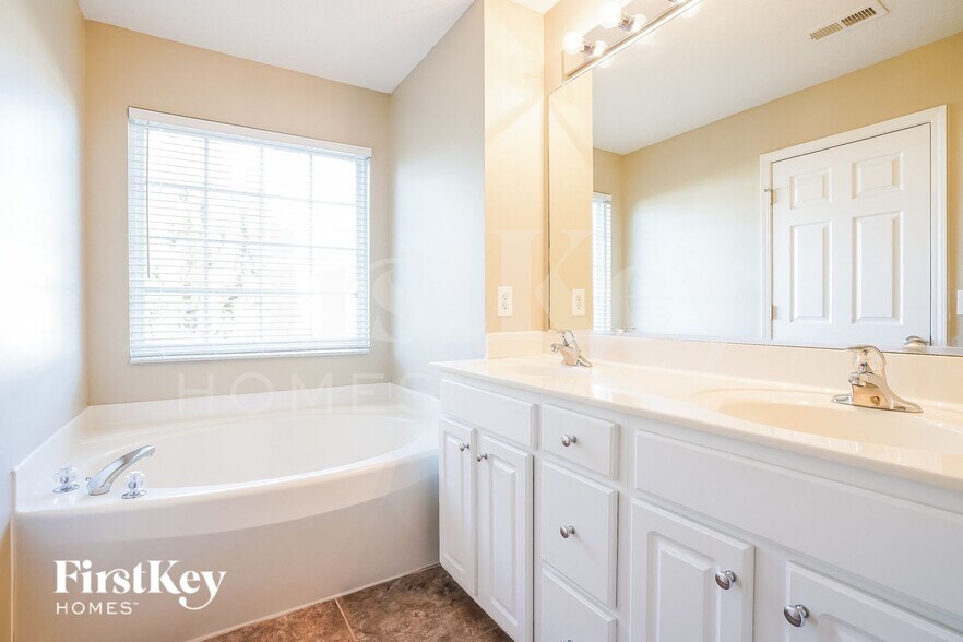 Building Photo - 6825 Winners Dr