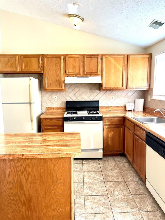 Building Photo - 4001 Whispering Hills Dr