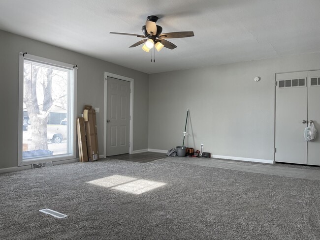 Building Photo - 600 Sara St