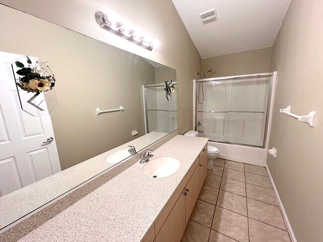 Building Photo - Huge 4 Bed 3 Bath 2 Car Townhome w FENCED YARD  for Rent!