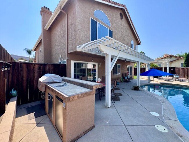 Building Photo - Beautiful 4 Bedroom Pool Home with Solar i...