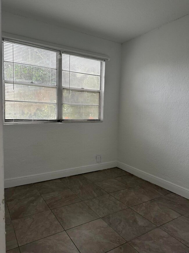 Building Photo - 608 5th St