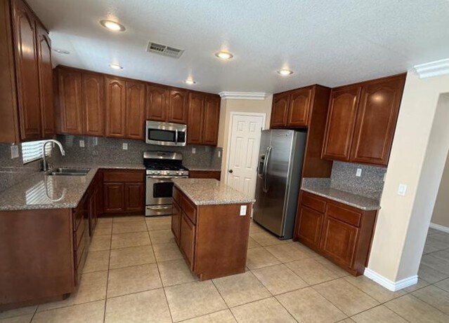 Building Photo - 5565 Golden Palms Ct