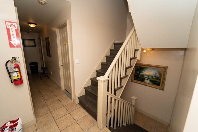 Building Photo - 331 Straight St