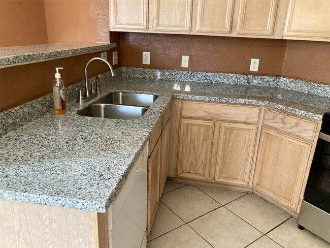 Building Photo - 2117 Whittier Dr