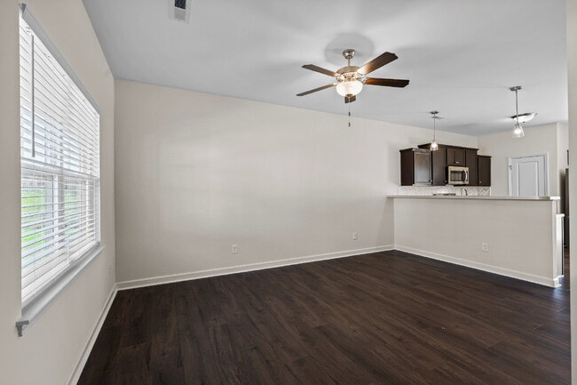 Building Photo - Charming 2-Bedroom, 2.5 Baths Townhouse in...