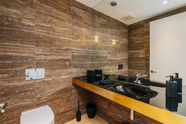 Building Photo - 300 Collins Ave