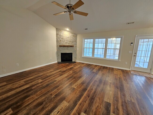 Building Photo - 203 Crown Empire Ct