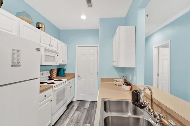 Building Photo - Charming 2-Bedroom Condo for Rent – Your P...