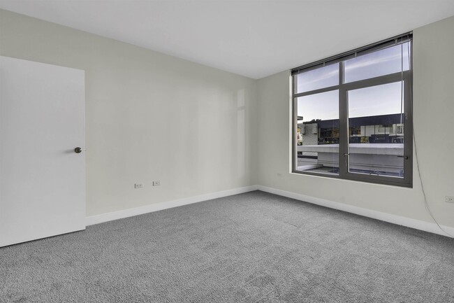 Building Photo - 425 W Beech St