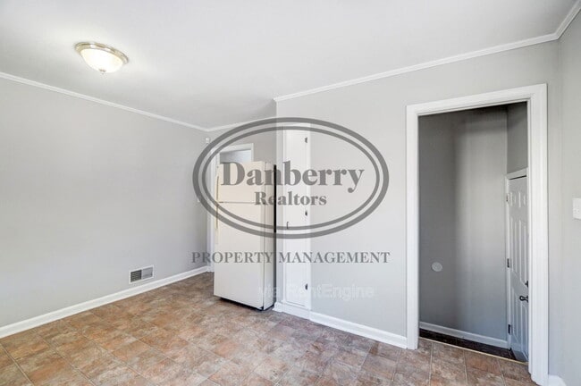 Building Photo - 1133 N Byrne Rd