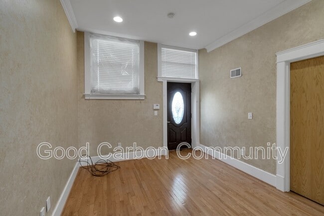 Building Photo - 852 Kenmore Ave