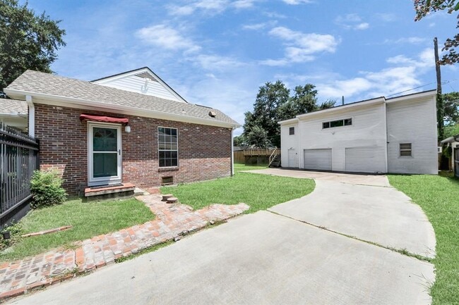 Building Photo - 6622 Park Ln