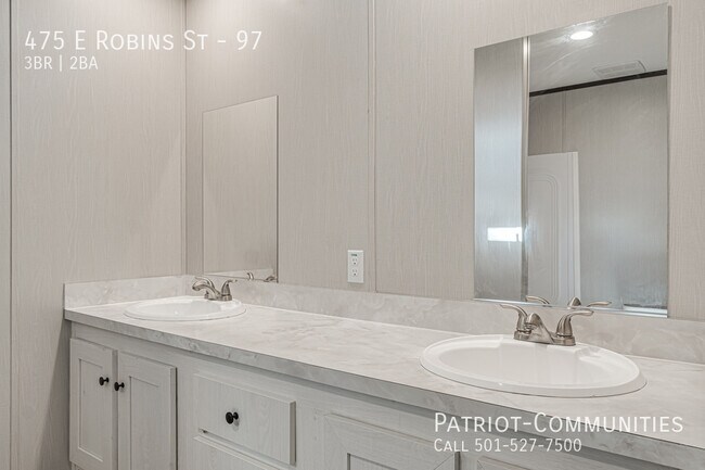 Building Photo - 475 E Robins St