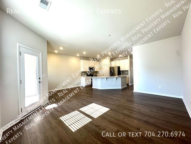 Building Photo - Beautiful 3BR/2.5BA Townhouse in Charlotte!