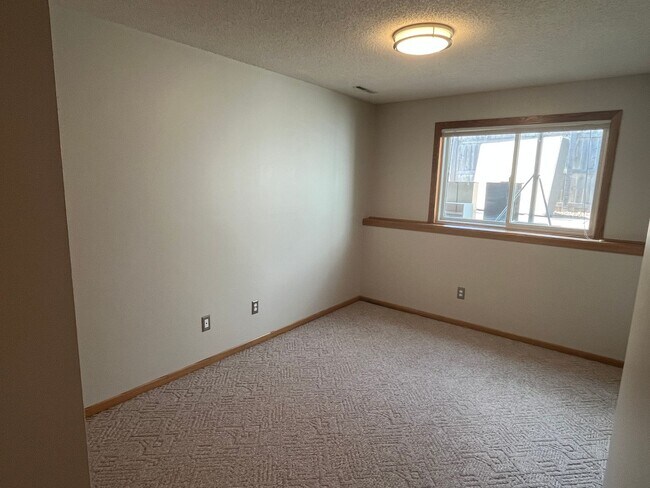 Building Photo - Beautifully Updated 4-Bed Home in Prime NW Location!