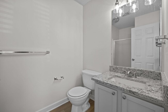 Building Photo - Newly Renovated Townhome!