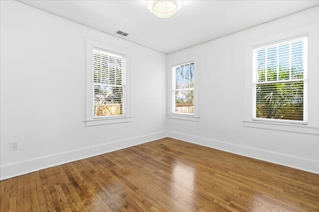 Building Photo - Move-In Ready 3BR/1.5BA Home with Private Backyard