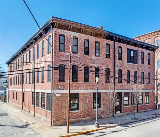 Building Photo - 548 Roosevelt Ave