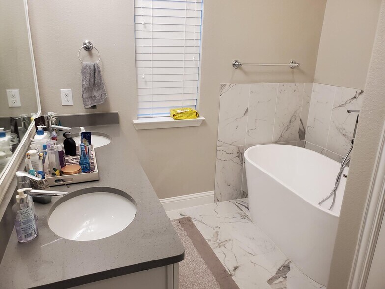 2nd floor - Master bathroom - 4428 Dexter Ln