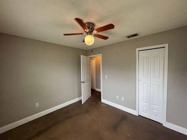 Building Photo - Lovely 3 Bedroom, 2 Bathroom Home in the Heart of Deltona!!