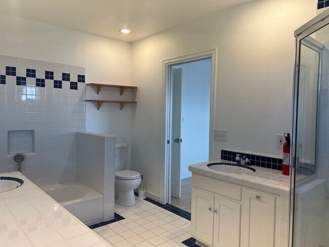 Family Bathroom - 13228 Margate St