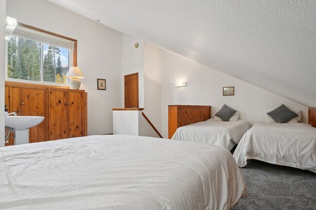 Building Photo - Serenity and Views with this 3 bedroom/3Bathroom Townhome in Buffalo Ridge