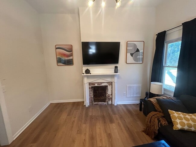 Building Photo - 827 Silver St