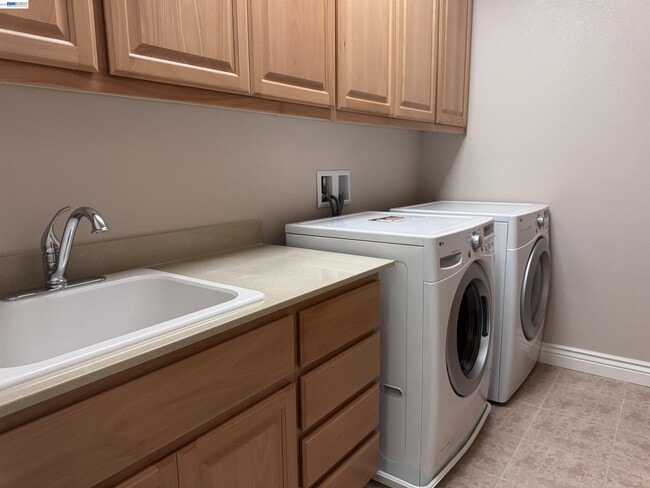 Building Photo - 7875 Kennard Ln