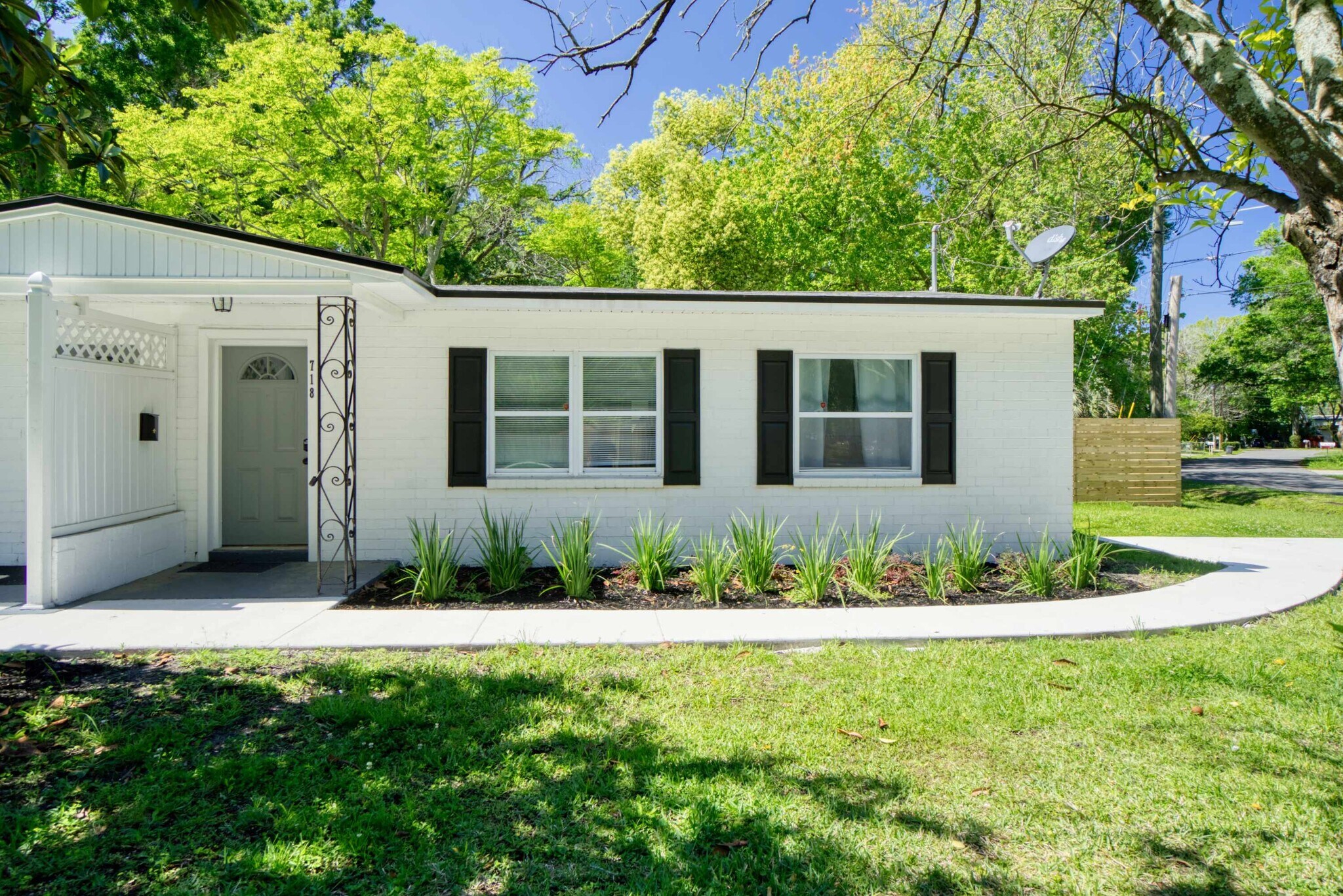 Building Photo - 718 Luna St
