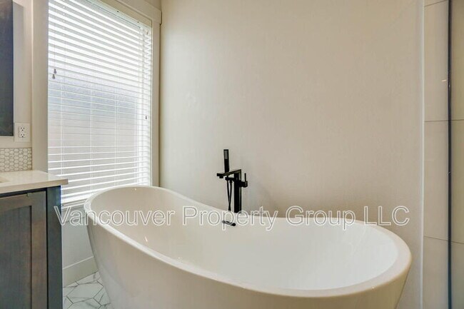 Building Photo - 15103 NE 98th Cir