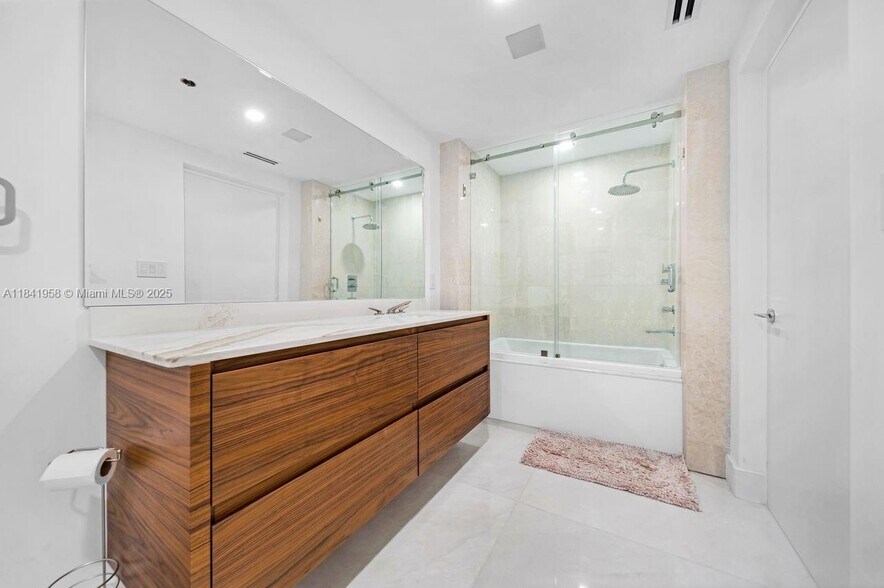 Building Photo - 200 Biscayne Boulevard Way