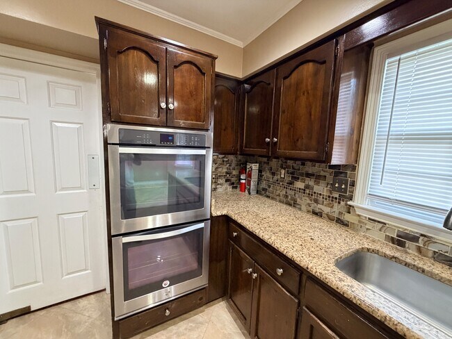 Building Photo - 1017 Westbury Dr