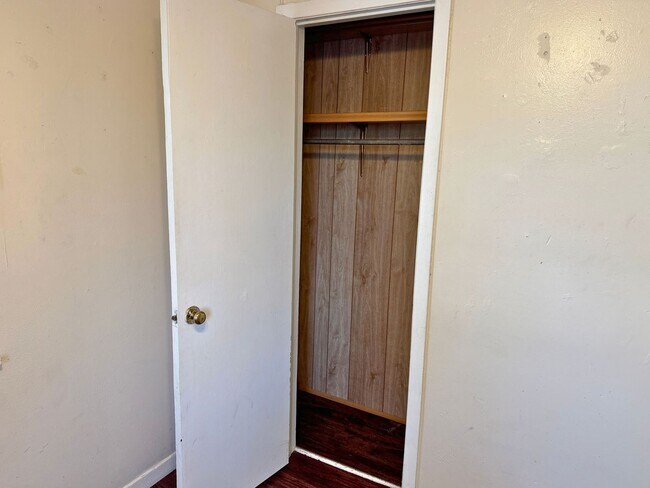 Building Photo - Affordable 2 Bed 1 Bath In Wendover Hills