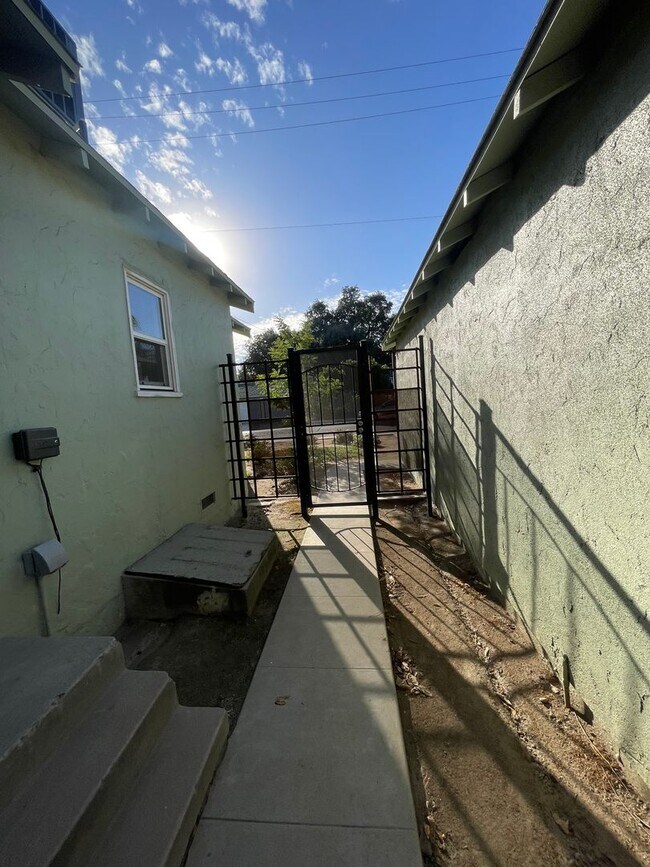Building Photo - McKenzie 1107-1109